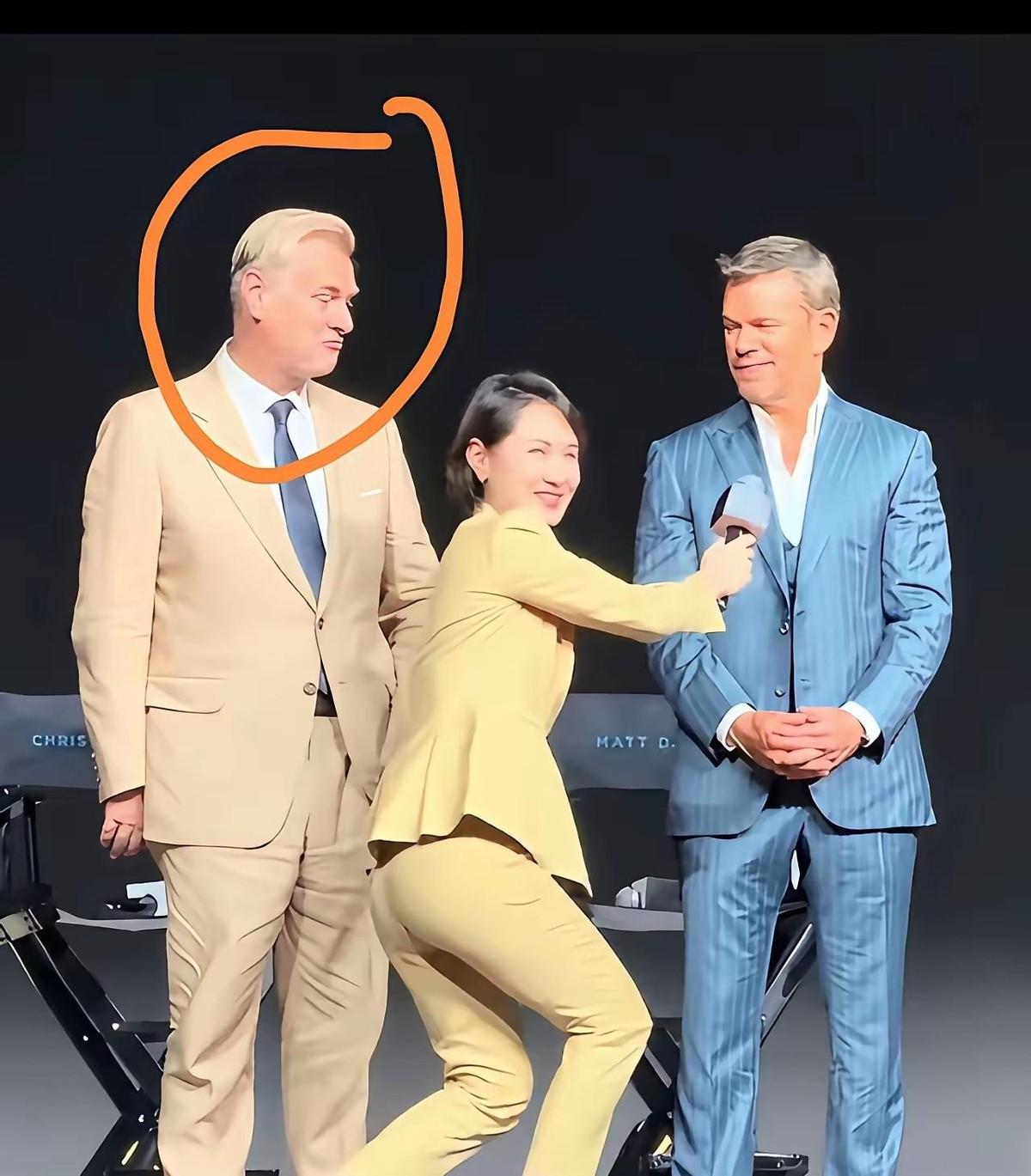 上海女主持人“半蹲”这事儿，后续还是来了。
她自己解释说是为了配合机位、不挡脸。