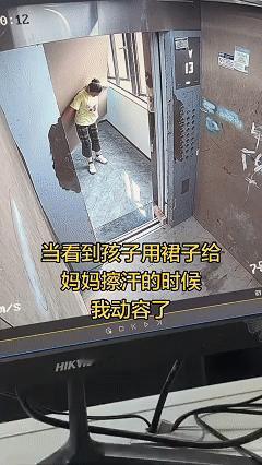 监控里队长让盯着上货别弄坏电梯，却看到一位妈妈艰难的带着孩子上货，等孩子上了电梯