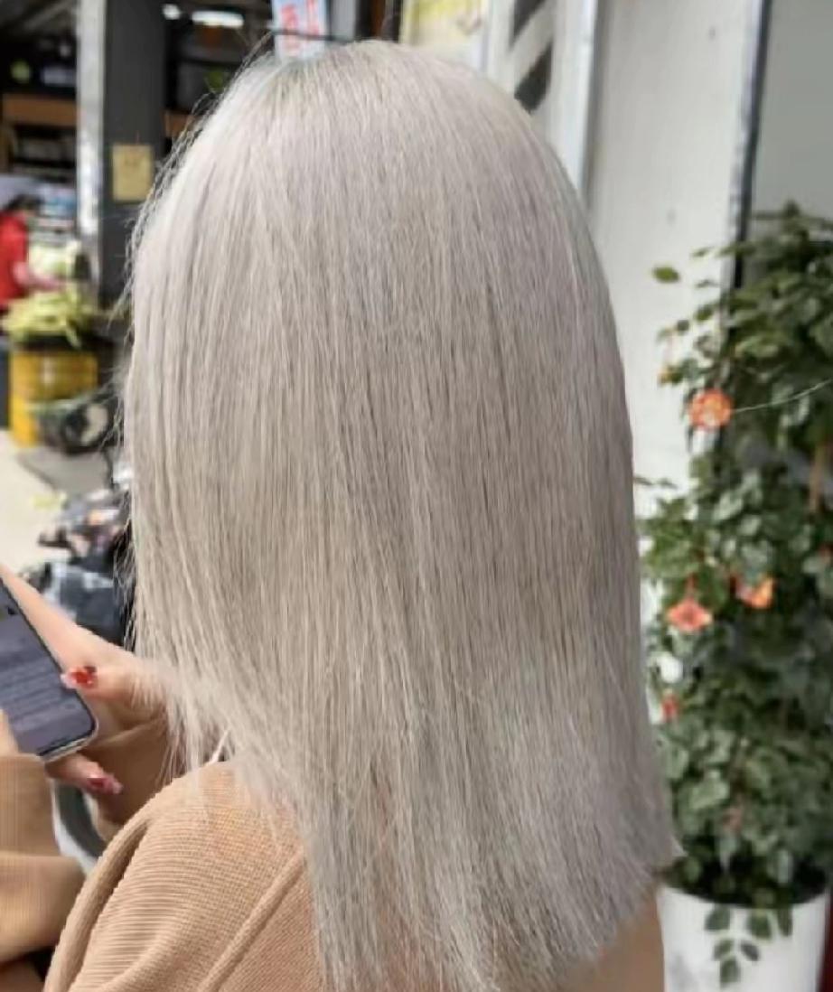 女孩染头发只是她的爱好，跟平常我们孩子成绩有好坏，但与人品无关。人心中的成见是座