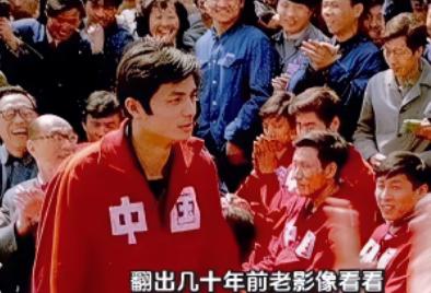 越看越不对劲！名古屋亚运会中国队金牌拿到手软，可领奖台上扫一圈：胸前印着大写的“