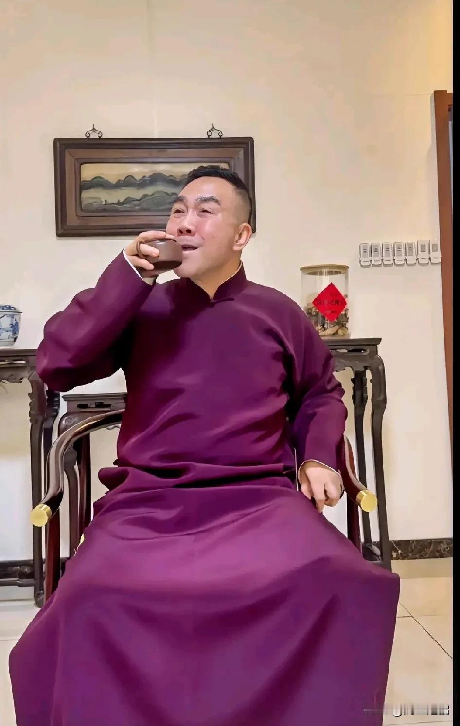 人逢喜事精神爽
        杨议近日倍儿高兴
    说了半生相声的杨议，终