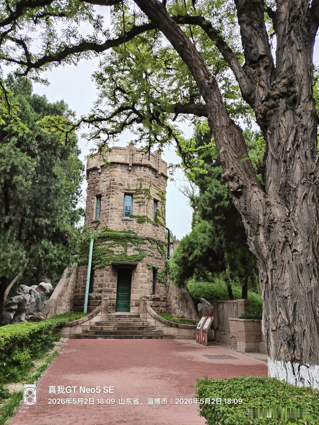 真心话茶局第一张图。是德国占领时所建炮楼。第二张图。是日本占领时所建神社。第三张