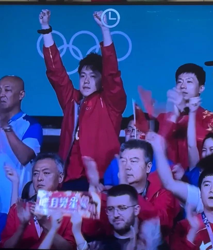 王楚钦看到好兄弟小胖扳回比分，立马双手高举为自己的好兄弟加油