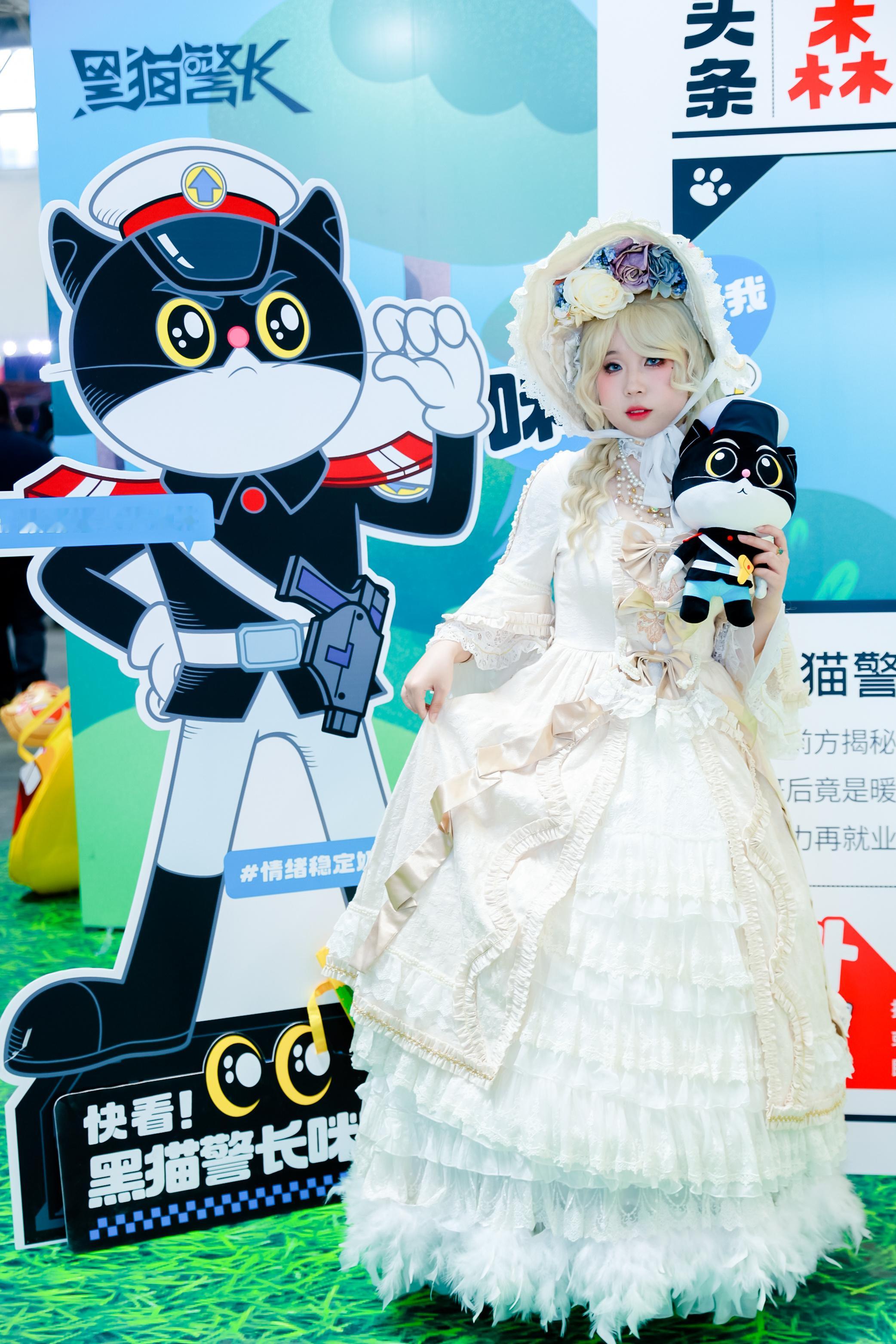 黑猫警长咪咪亮相微博漫展黑猫警长童年的回忆啊，，快快快快过去合影留念🥰 ​​​