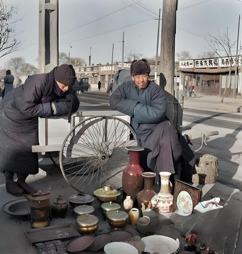 在1933年至1937年间，北京某条大街上，有一位摊主悠闲地揣着手，依靠在一辆拉