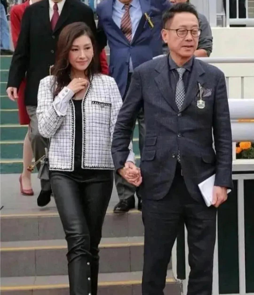 许晋亨李嘉欣同框
两人十指相扣，好浪漫，好幸福呀
哇塞，许晋亨61岁了还这么年轻