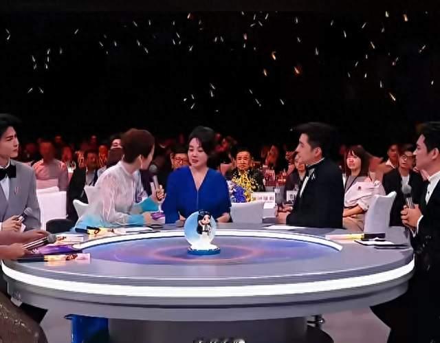 歌声温柔，岁月安然：胡歌与闫妮的晚会名场面，治愈无数人