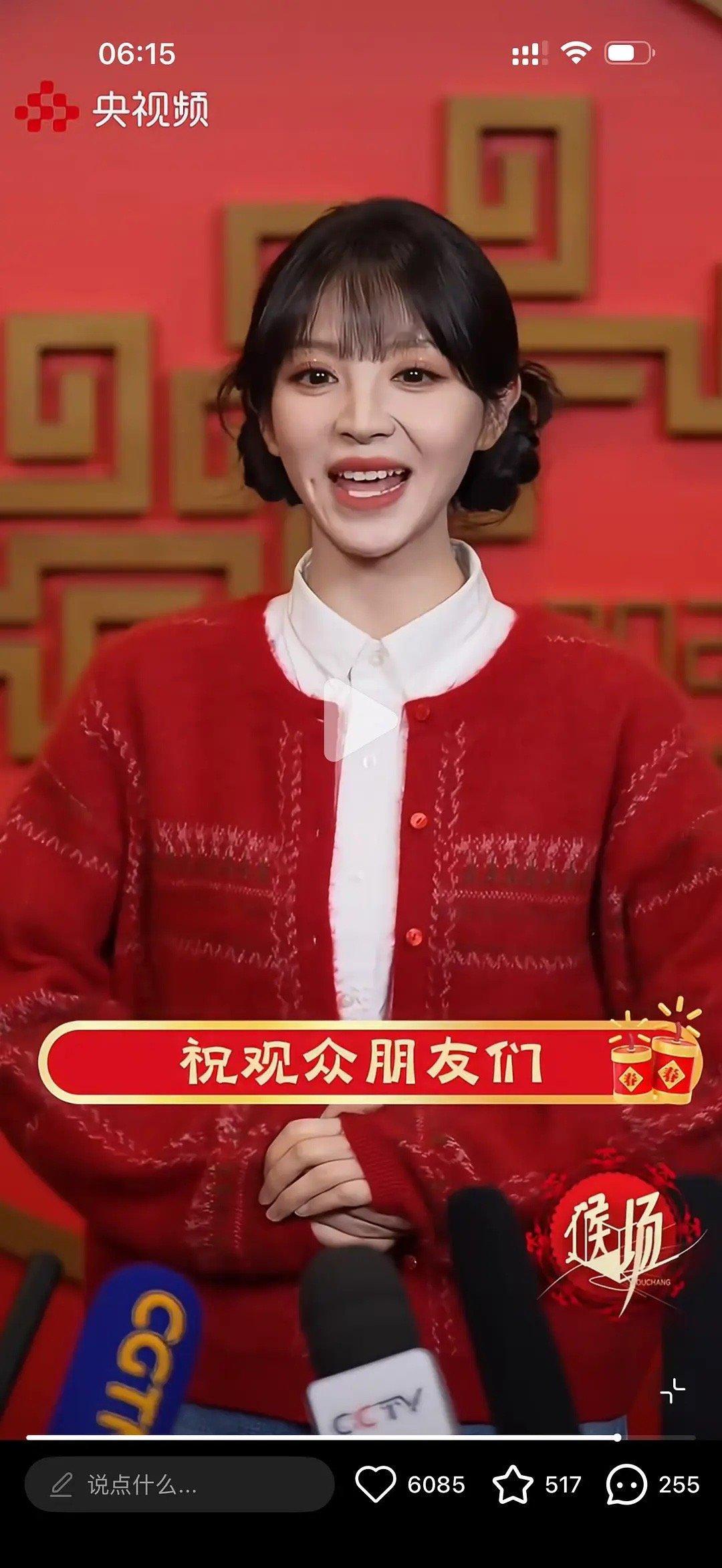 田曦薇这一次的春晚造型美中不足的就是她的鼻影了吧 
