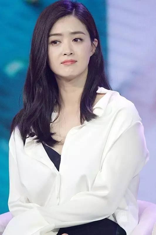 说到蒋欣在《四喜》里的表现，我真的被惊艳到了！

这次她完全跳出了“华妃”的框架