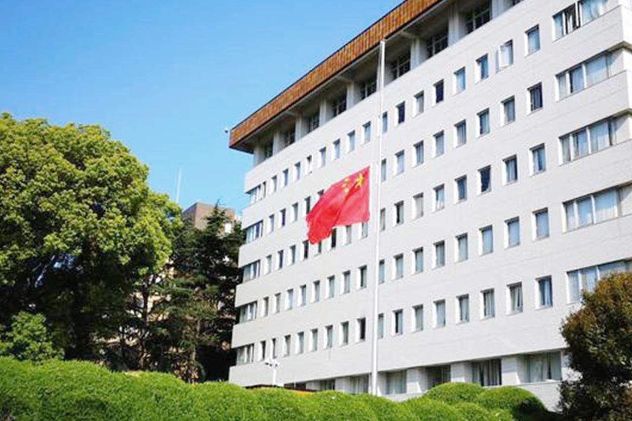 11月30日，中国驻日大使馆发文:“时至今日，仍有日本政客对具有国际法效力的《开