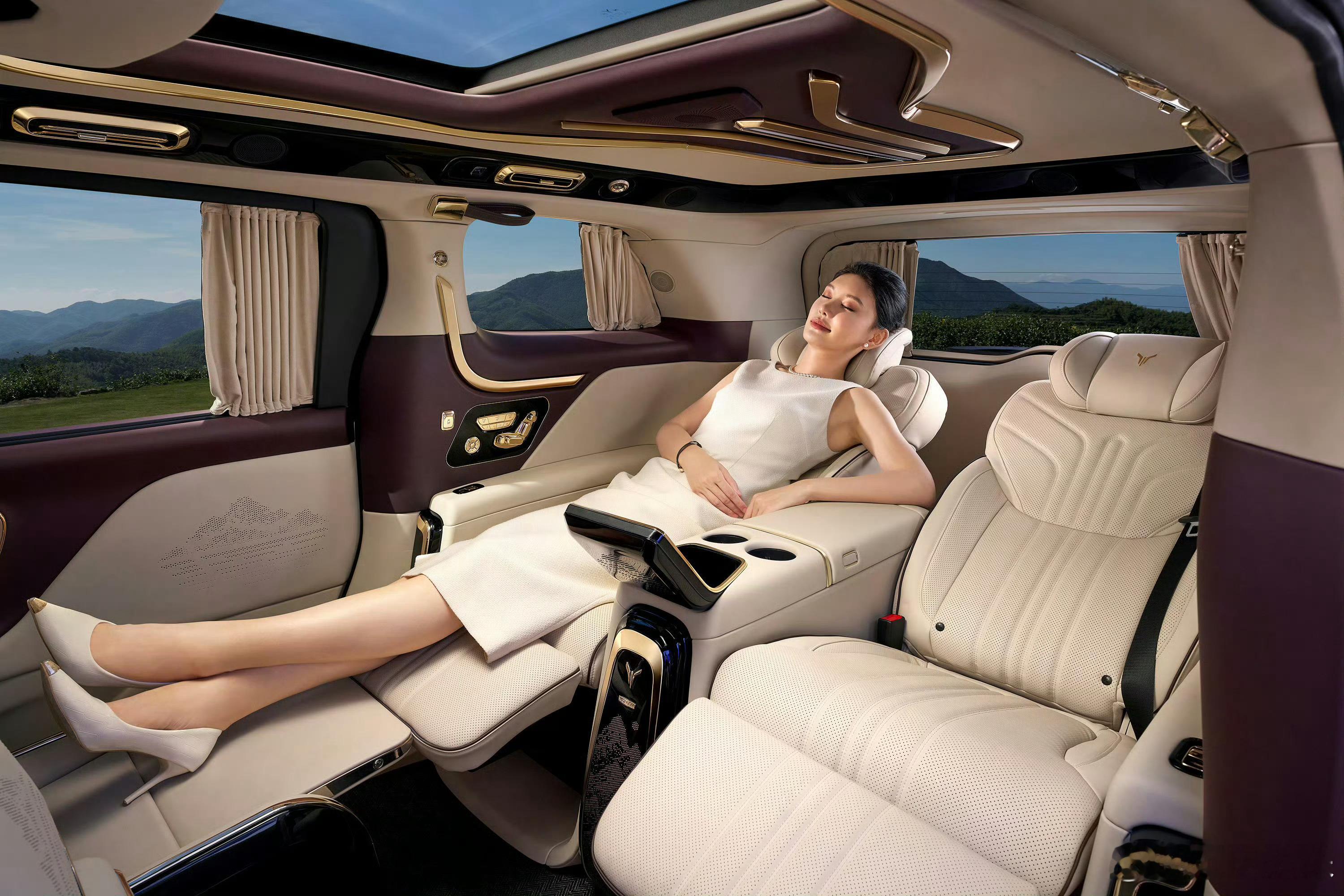 岚图梦想家山河售价70.99万元，MPV给人第一感觉永远是豪华，第二是舒适安全等