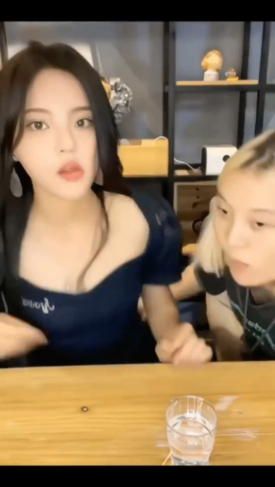 杨超越就只是脱了个围裙而已