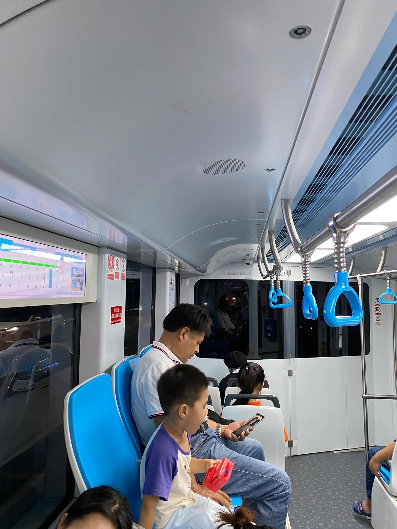 #记录我的8月生活#
再次乘坐有轨列车
上次还是跟小姐姐，这次是和小帅哥
上次是