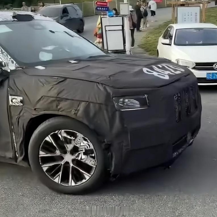 最近又集合了一波极氪8x的近照全国各地跑测试中......肯定的是这车比9x肯定