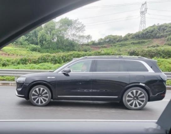 无伪装问界M9实车已上路测试，颜值跟M7比提升了一个档次，价格定位合理可以预见的