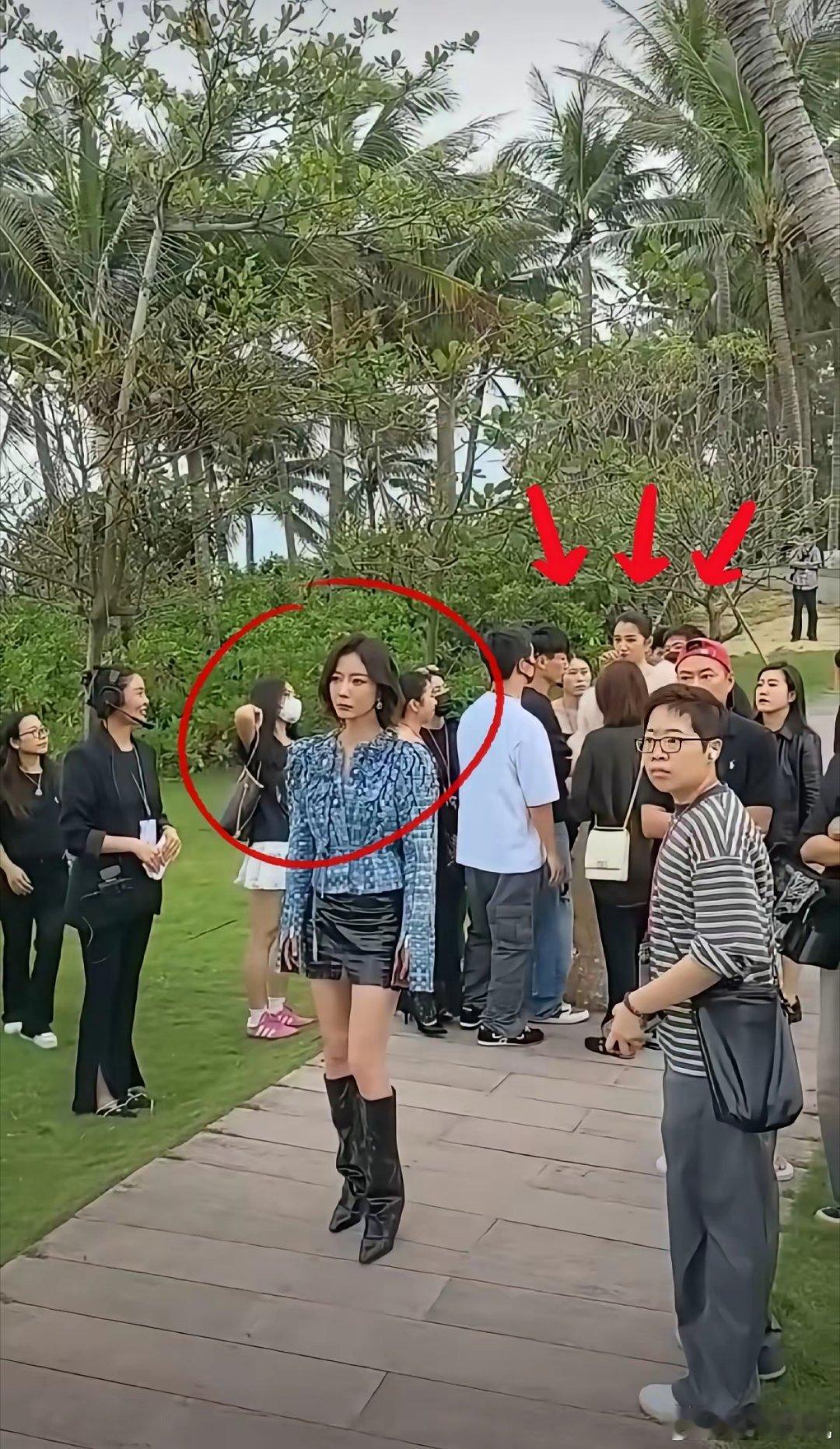 近日关晓彤与王珞丹一同出席某档活动时，被拍到排场反差巨大。关晓彤随身携带助理天团