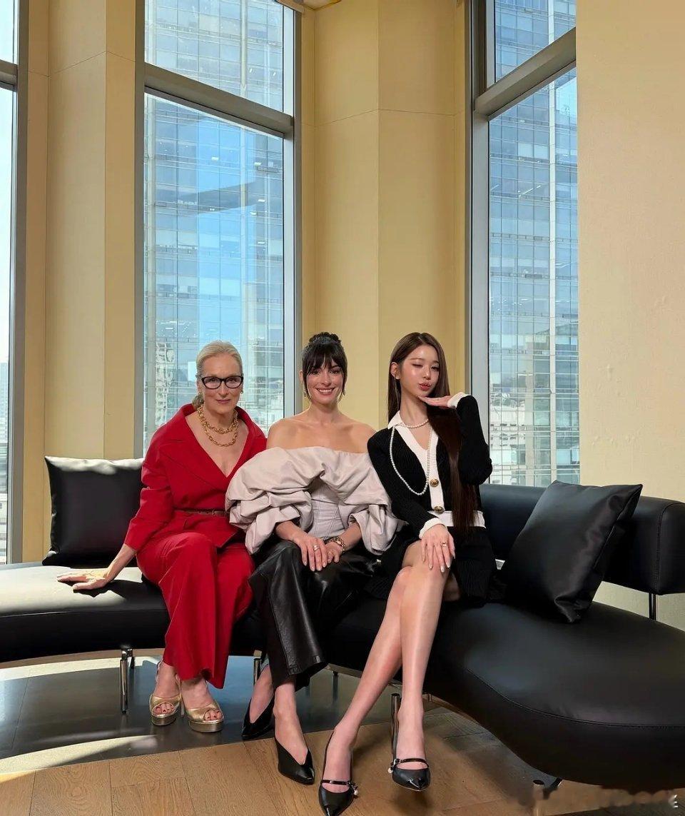 她近期好像一直都是侧分直发 有商务才卷发吗 