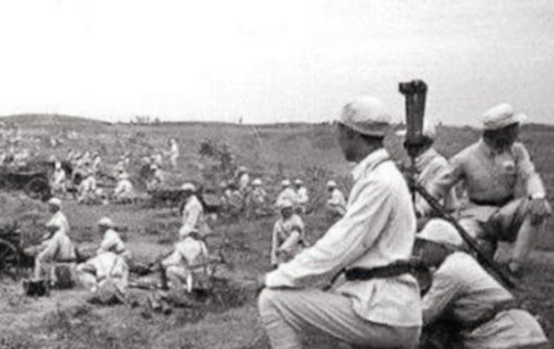 1948年，济南解放之后，一个穿着老百姓衣服的人找到解放军，他表明了自己的身份，