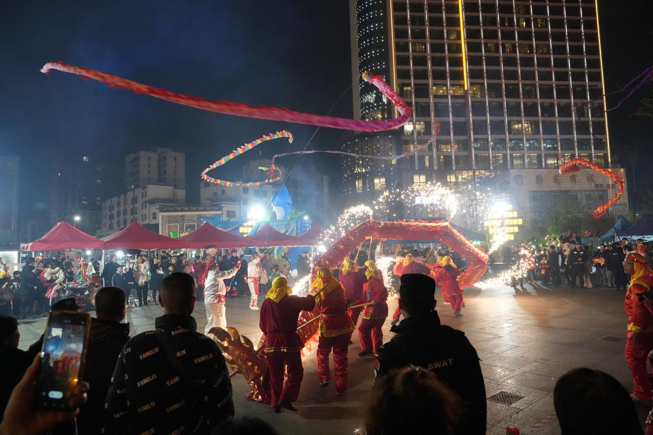 欢天喜地庆元宵！街心花园舞龙舞狮街头巡游，锣鼓喧天