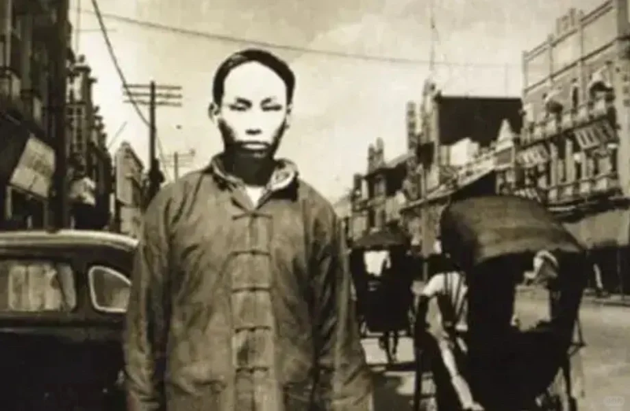 1927年7月4日，陈延年被押赴刑场，刽子手喝令他跪下，他不跪。刽子手...