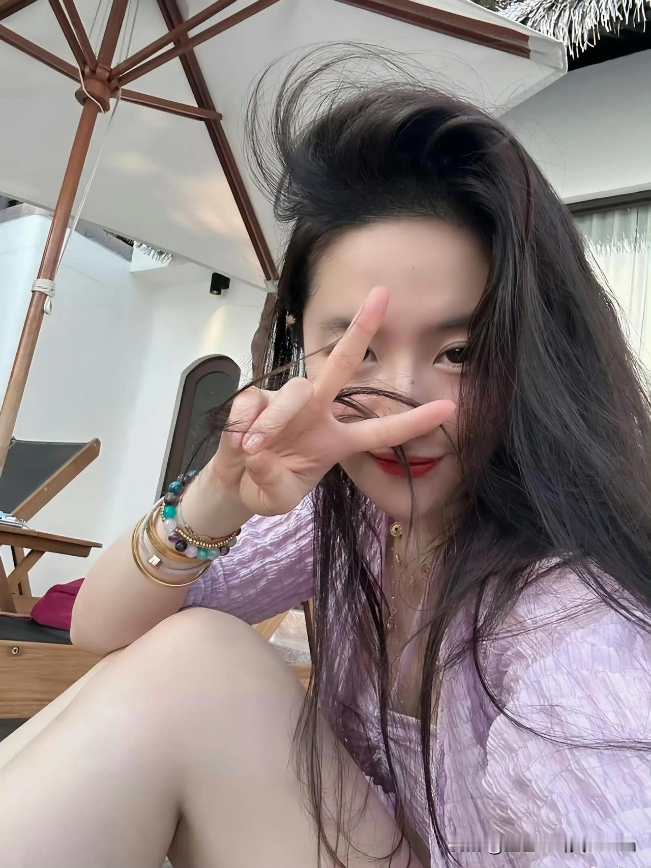 刘亦菲甜美微笑，手比“V”字，享受美好时光！🌞👧🏻💖