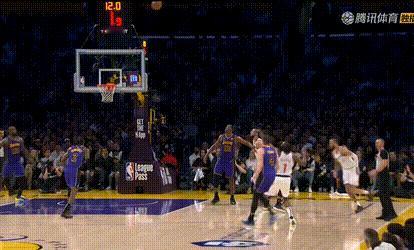 克内克特快下扣篮！湖人领先6分进入第四节 