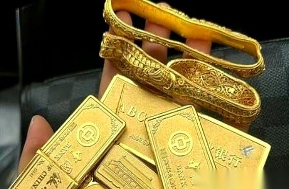当所有人都在排着长队把钞票换成金条时，收割的网已经拉开了。试想一下，如果金价真从
