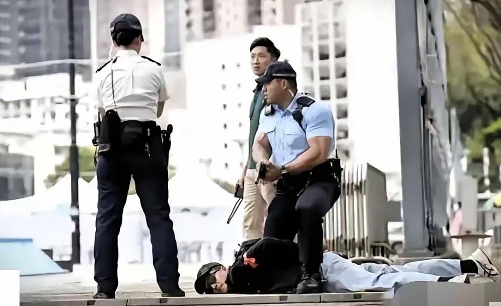 今早香港这一幕，很多人看完都捏了把汗。
当时解放军军舰正按计划准备离港，周边明确