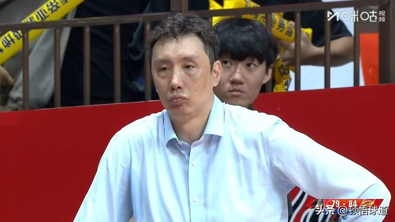 顾全迎执教生涯首胜！江苏、深圳双方上半场各打了一节好球，上半时史密斯低迷，江苏趁