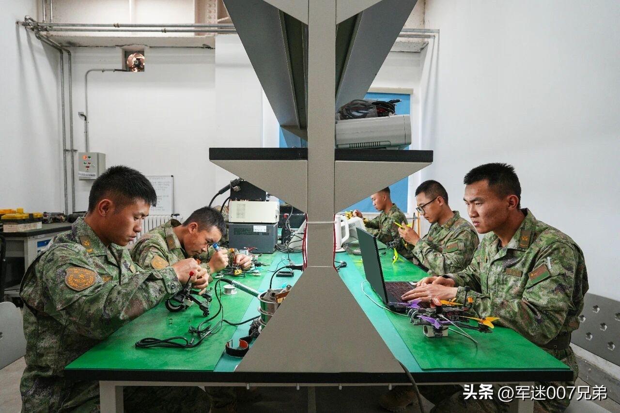 穿越侦察攻击无人机，连队可以自己组装，这样玩……[赞][赞][赞][加油][加油