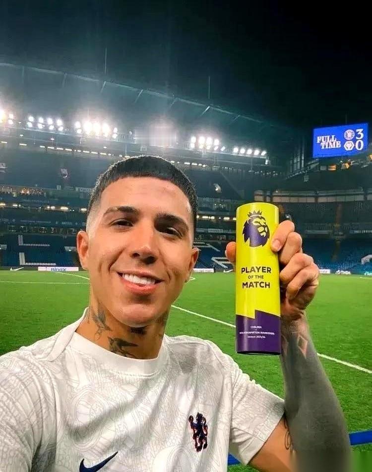 我跟你说个笑话：一场3-0的大胜，全场最佳给了一个0进球、0助攻的中场。
你是不