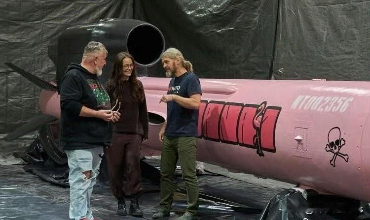 相信下周，莫斯科的公民们，就可能看到粉红色的火烈鸟，这个特别涂装是专门为俄罗斯军