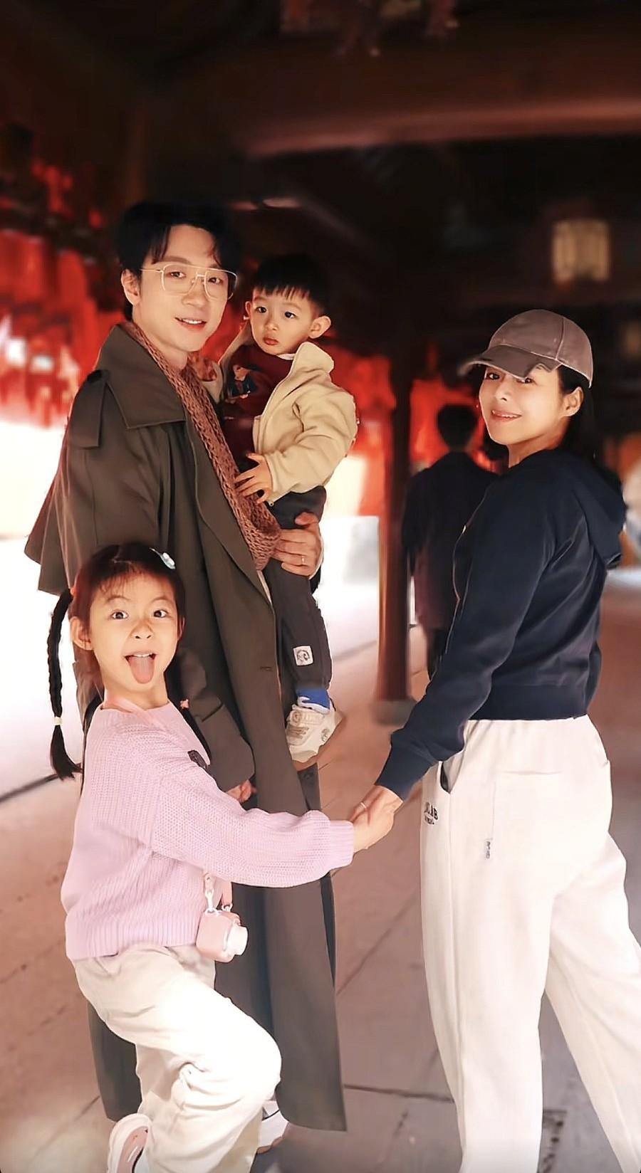 陈辰终于舍得晒老公余笛和两个孩子了!

2月16日除夕这一天，上海东方卫视知名主