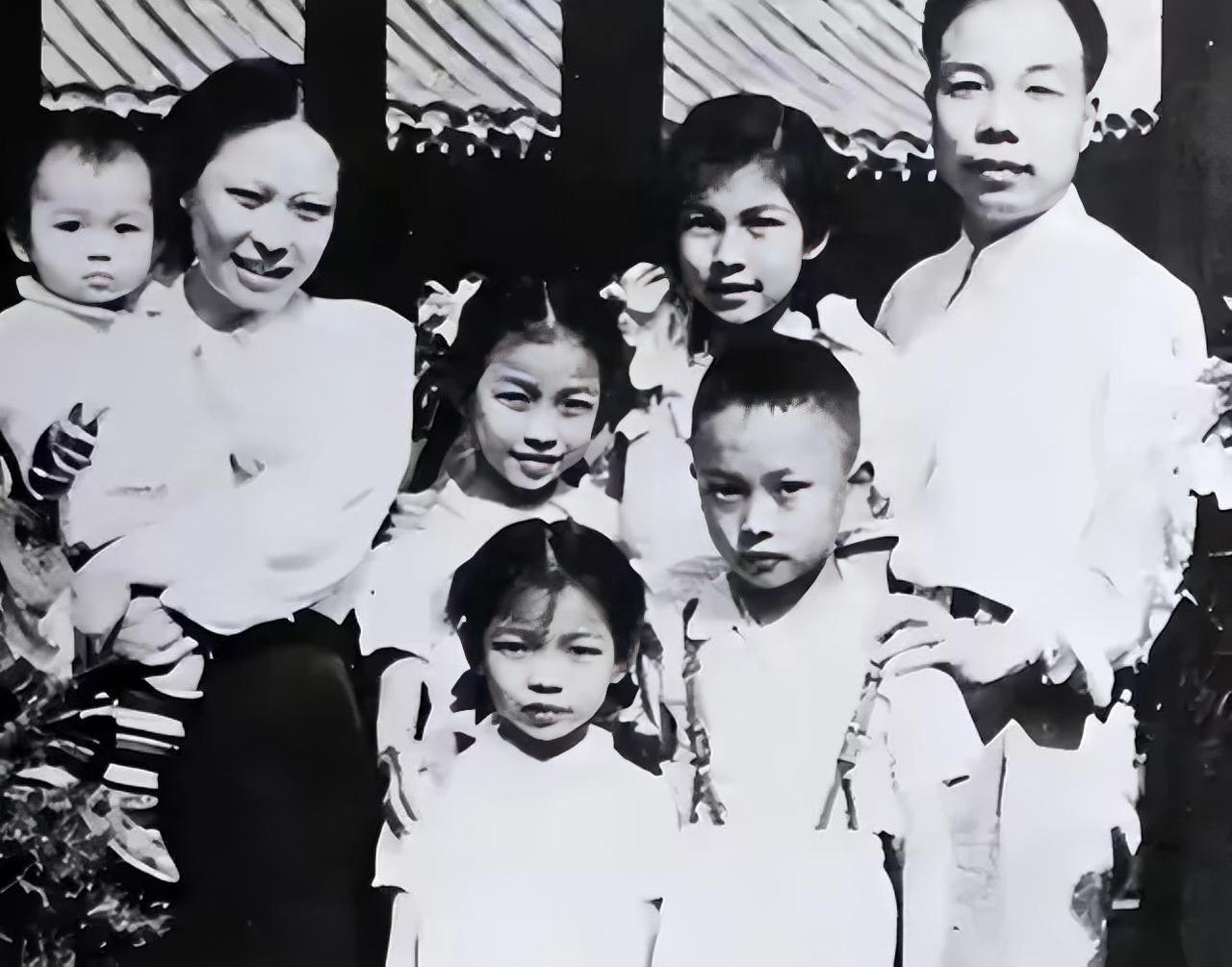 1958年，开国上将萧华回到江西兴国，找到了失散24年的亲妹妹萧金洪。见面时，萧