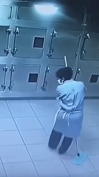 在殡仪馆工作的人就一定胆子大吗？
这可不一定！
毕竟胆小的人在生活中也不在少数。