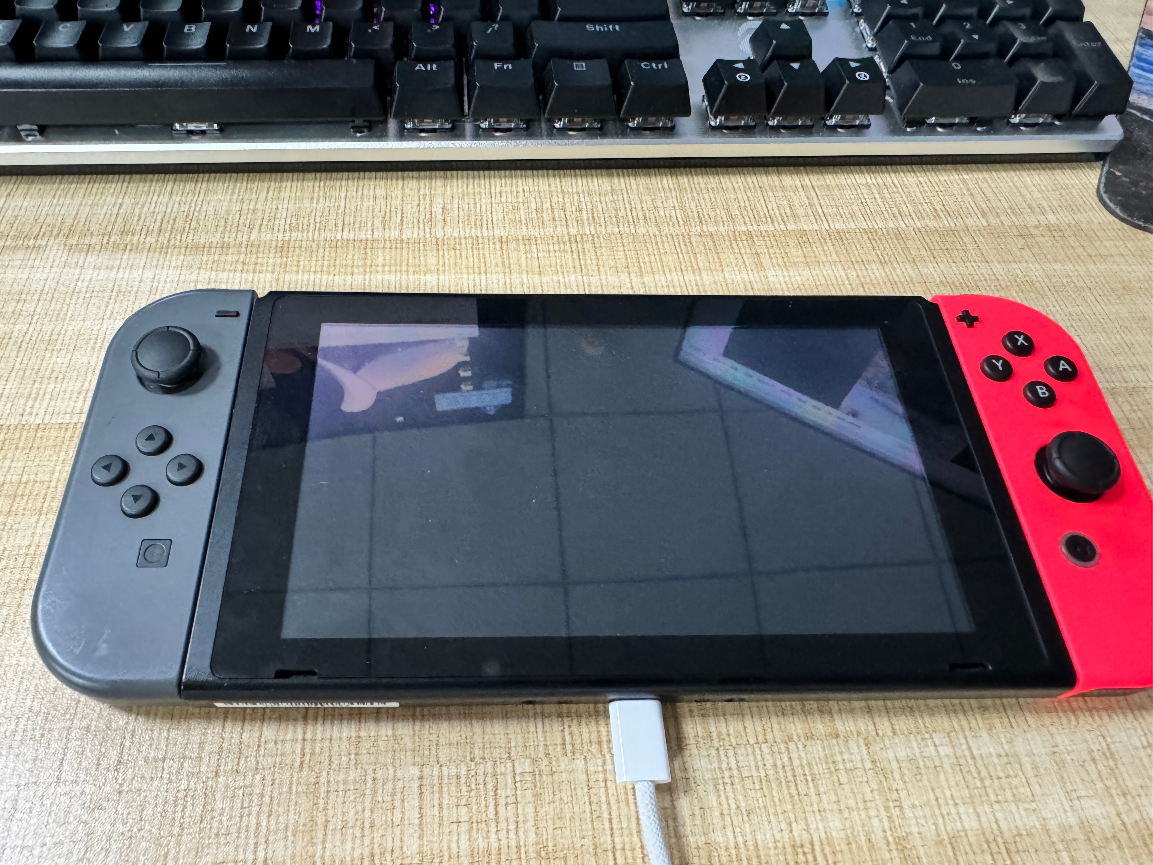 switch 能开机不能充电。过保了尾插还能修吗？大家说该怎么搞？​​​