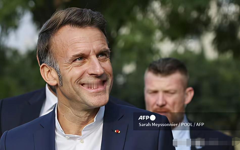 马克龙怎么看起来那沧桑啊？1977年12月出生的马克龙，今年才48岁，他的故事被