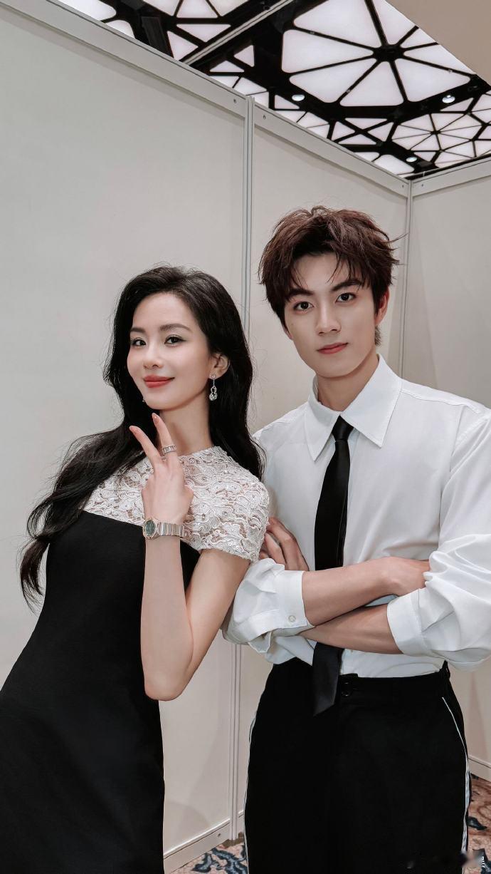 刘诗诗赵一博尖叫之夜后台合照  刘诗诗赵一博双人合照  当刘诗诗和赵一博在尖叫之