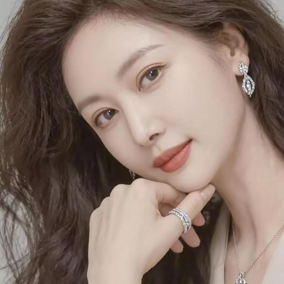 优雅气质，闪耀的珠宝，温柔的微笑轻奢雅致珠宝 温柔系珠宝 珠宝氛围感写真 典雅珠