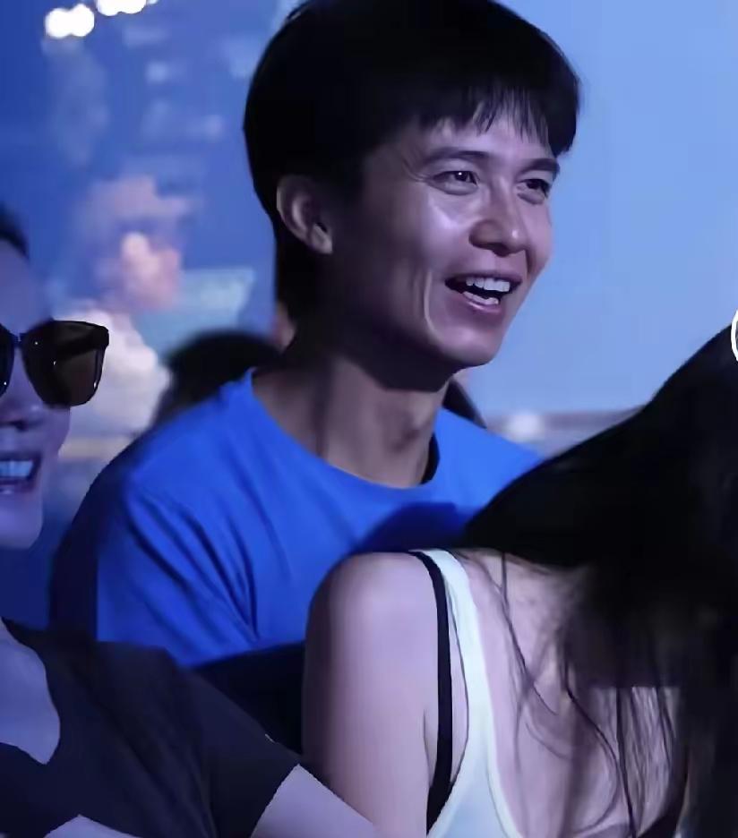 王菲这男闺蜜也不帅啊，
网友：不如谢霆锋！