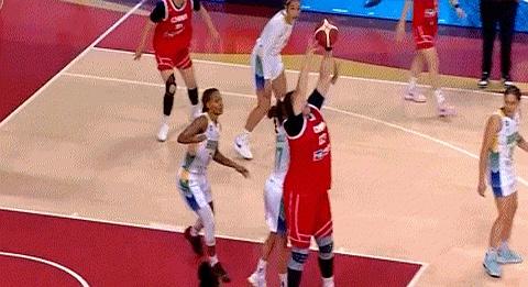 横冲直撞那一幕，实在难忘：205斤中锋刘禹彤在热身赛篮下连续撞翻两名巴西球员，制