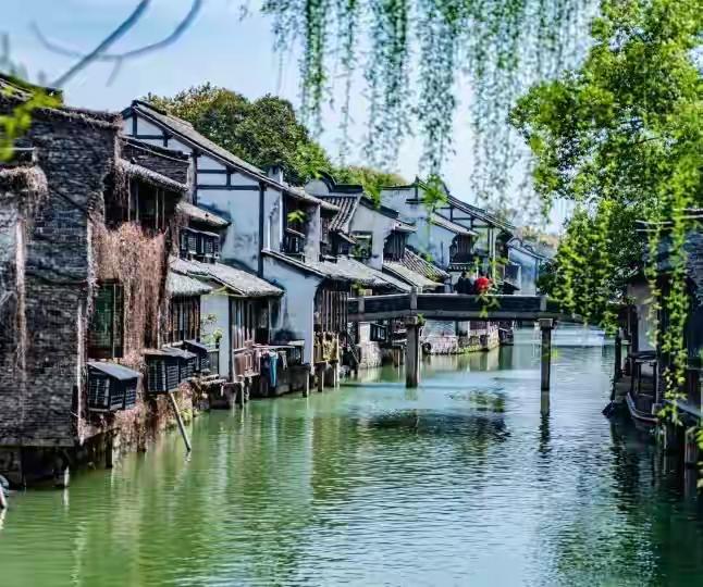 上联：思江南雨巷；
下联：忆塞北大漠。