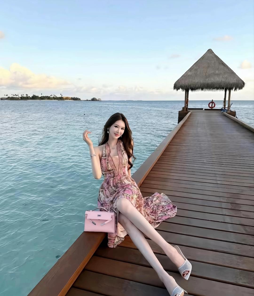 海边度假风，粉裙飘飘，享受阳光与海浪的浪漫时光。