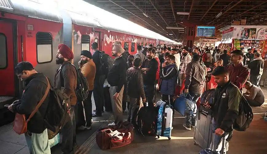 一口热饭都成奢望！印度千万打工人弃城跑路，真相比想象更残酷。

谁也没想到，中东