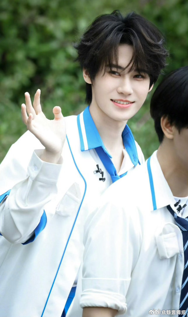 张真源蓝白校服造型密室大逃脱谁懂啊！张真源和蓝白校服的适配度，密室校园主题，一身