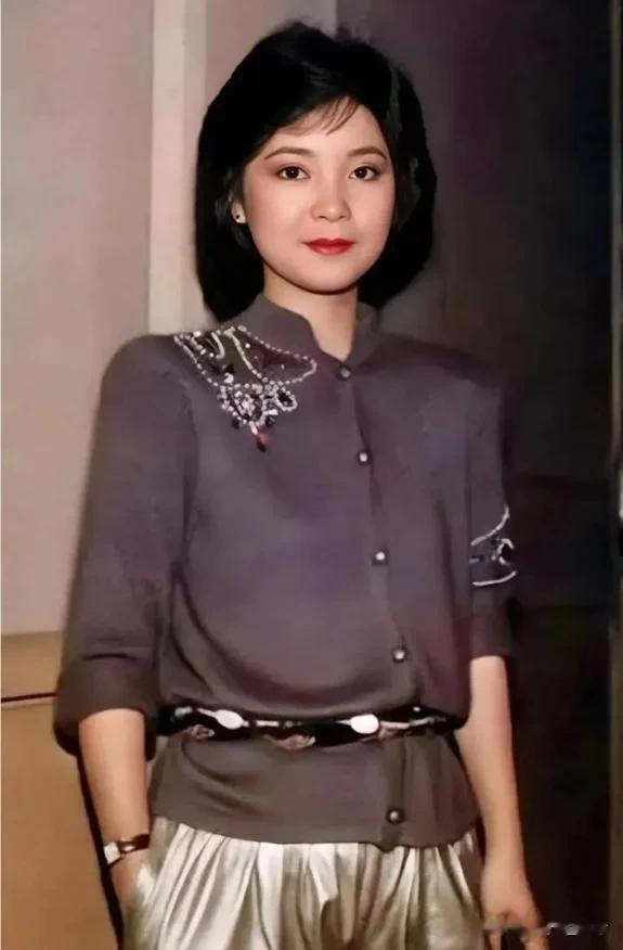 这张照片拍摄于1983年的香港，是邓丽君的专辑《漫步人生路》获得白金唱片奖时的一