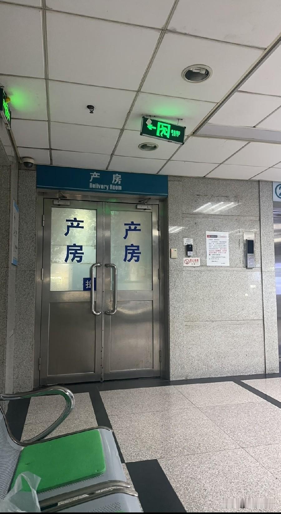 堂妹现在没有爸妈了，上个星期40岁高龄生三胎。我和两个堂姐、嫂子去的。本来打算顺