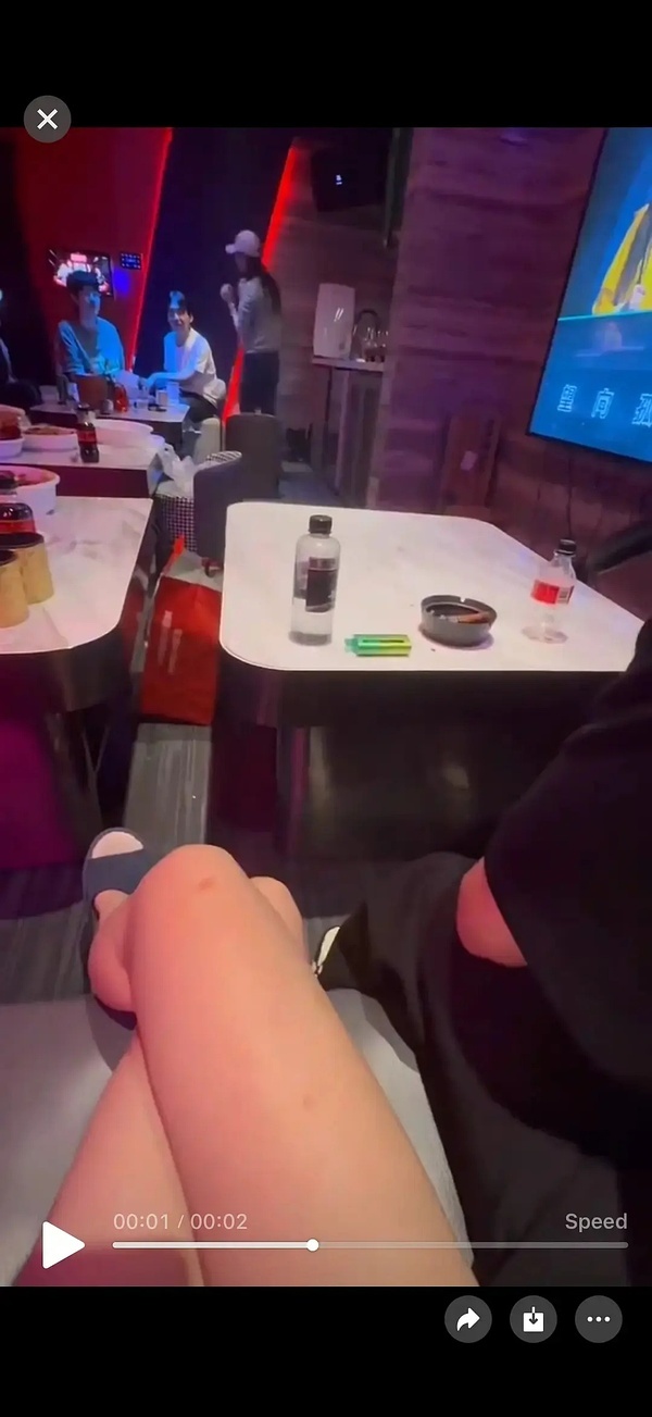 商k 拖鞋局不知道旁边男明星是谁，但这一定是一场拖鞋局 