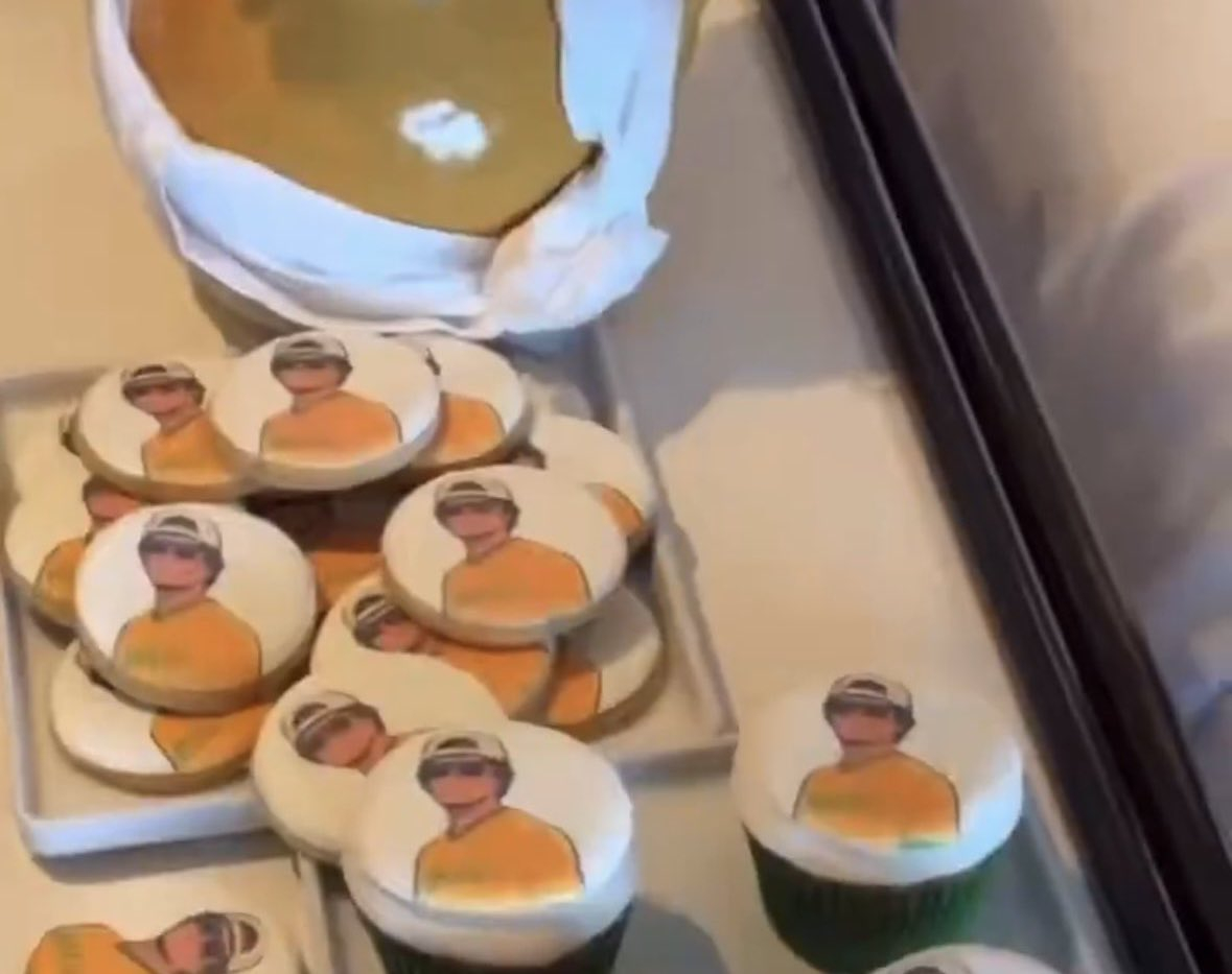 外网点赞过万都说这好尴尬。。。。在啃煋哥形状的点心。。。。 