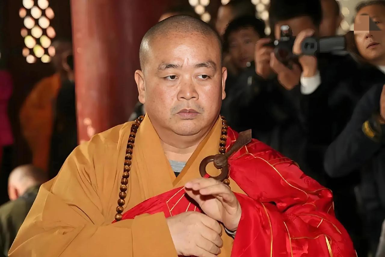 释永信比宗老还夸张，

宗老立的是一妻一女一布鞋，

而释永信则不止一次公开表示